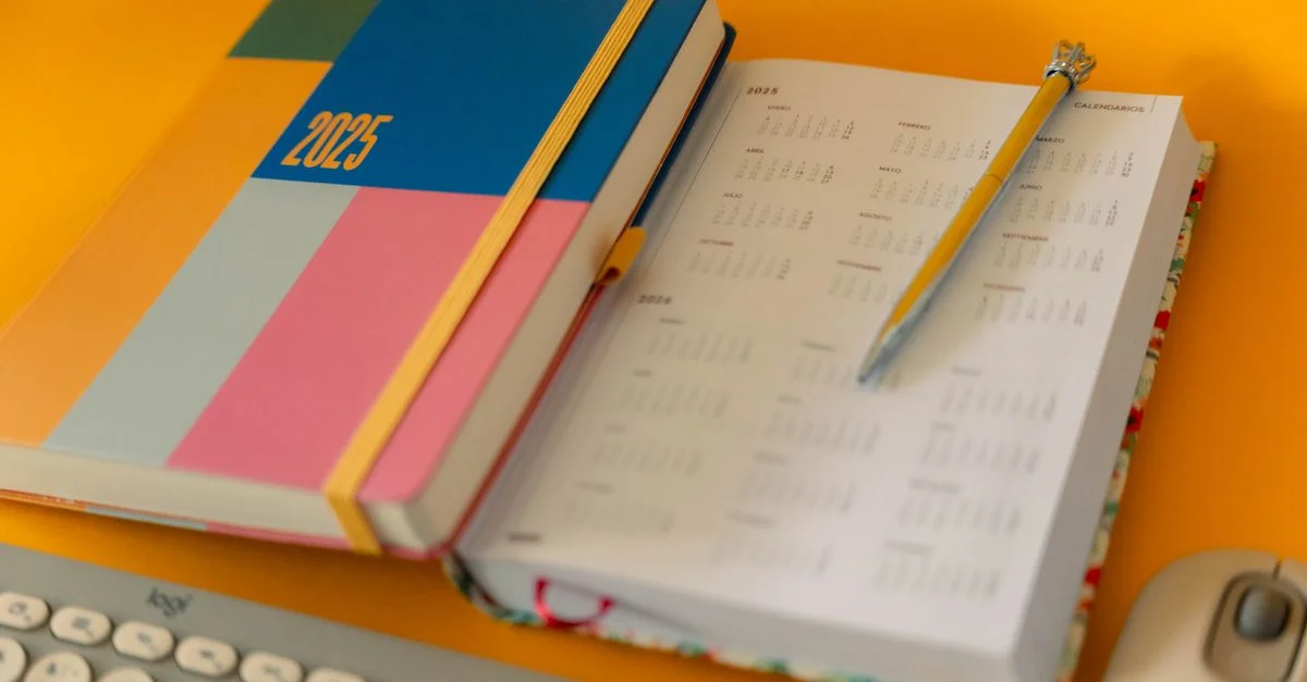 Planificateur et calendrier 2025 vibrants sur un bureau pour l'organisation et la planification.
